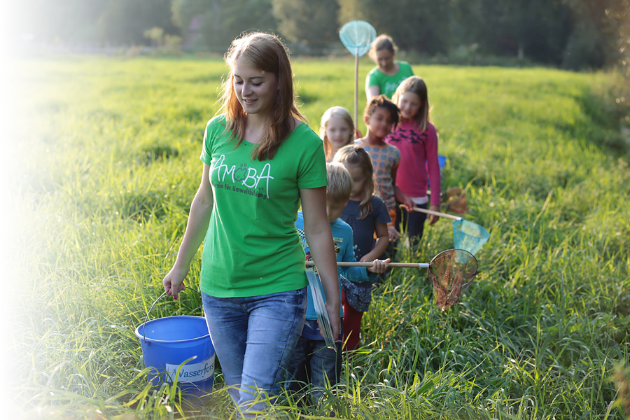 Amöba Veranstaltung mit Kindern auf einer Wiese