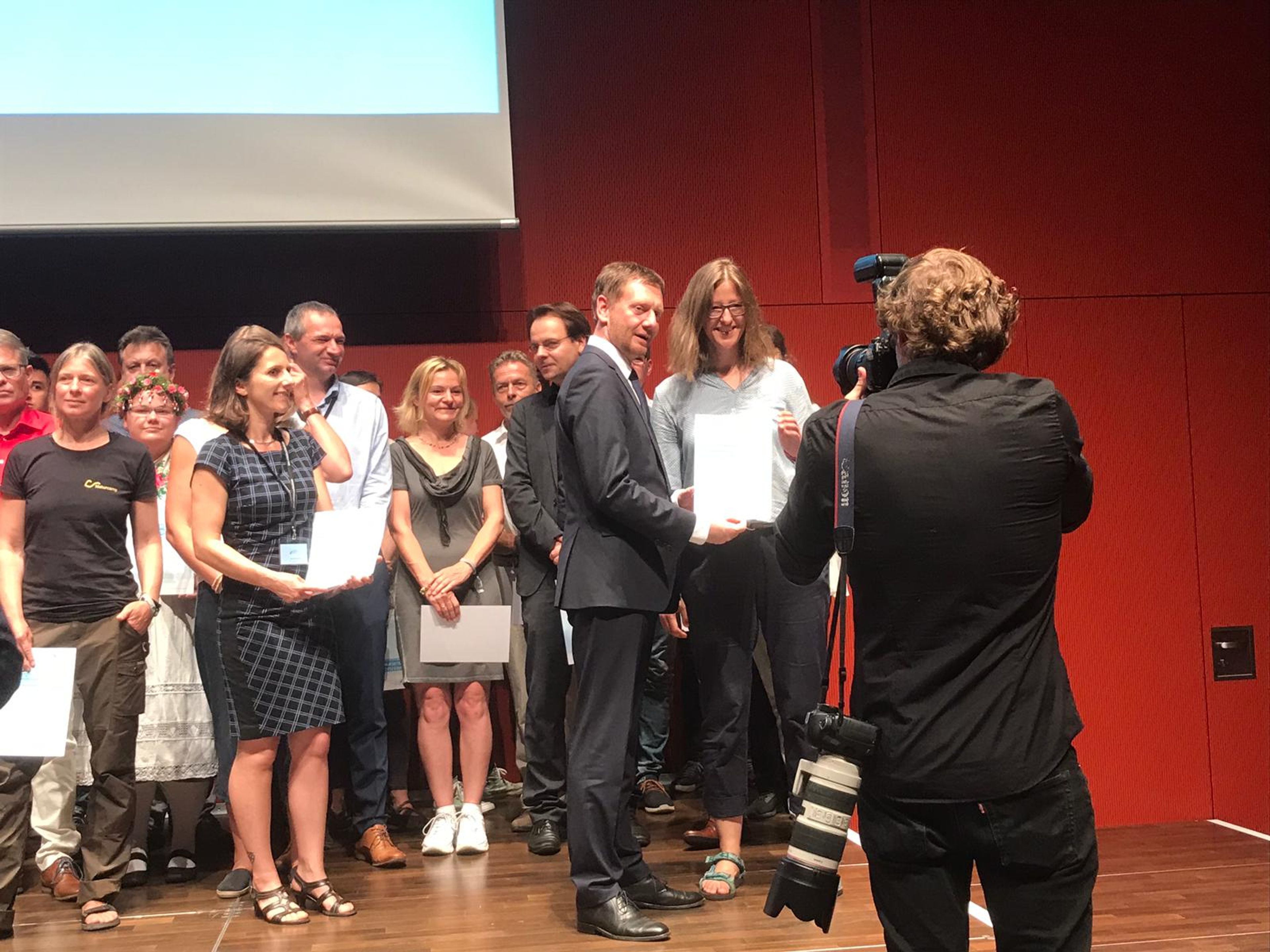 Amöba Mitglied nimmt Preis entgegen